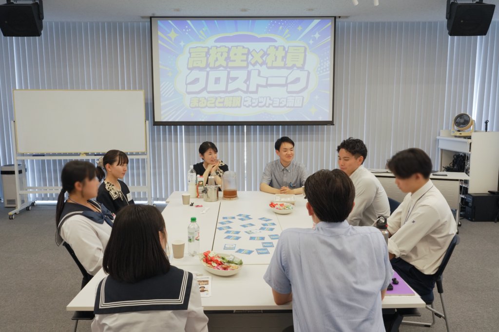 社員同士が話している様子