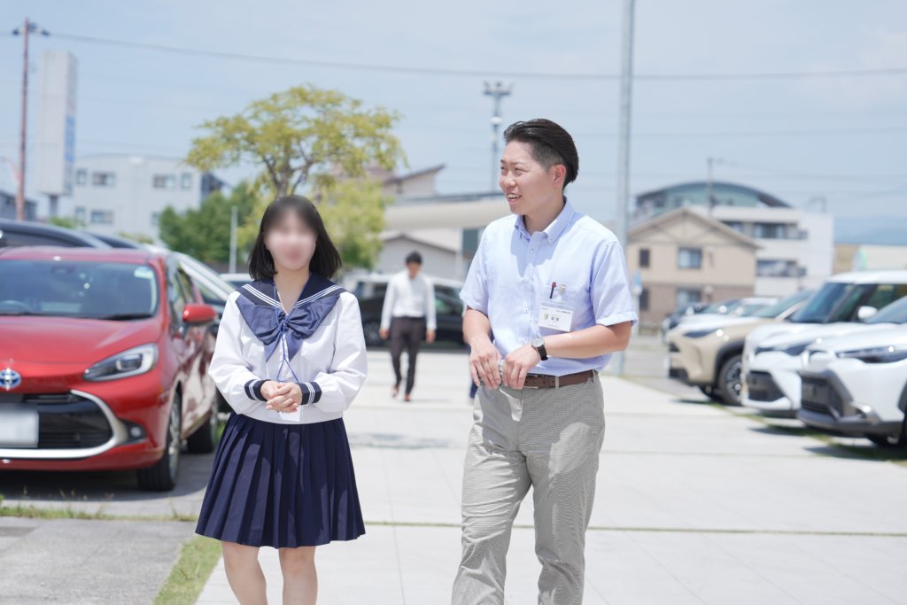 ネッツトヨタ南国の社内見学の様子