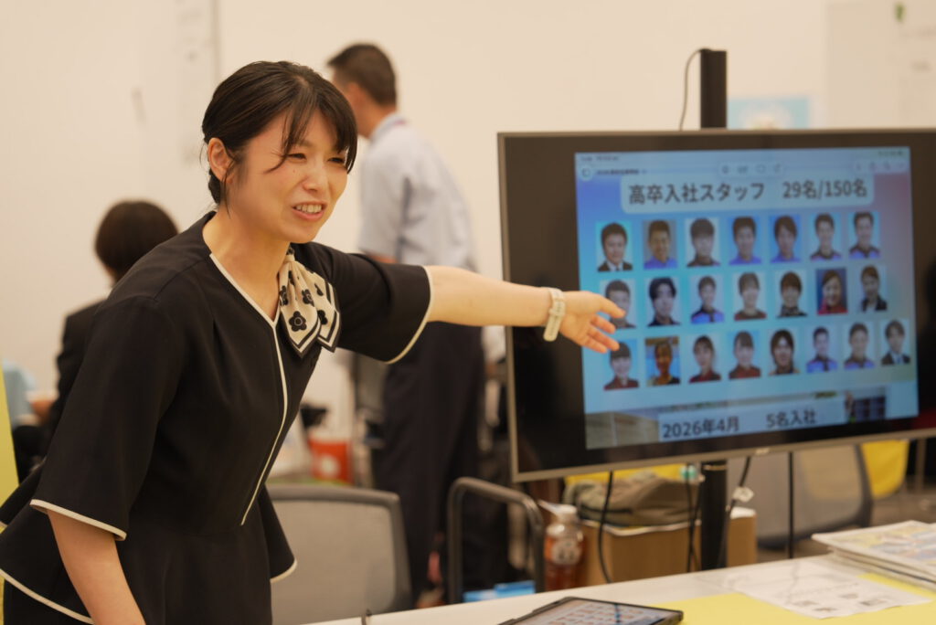 社員が会社について説明している様子